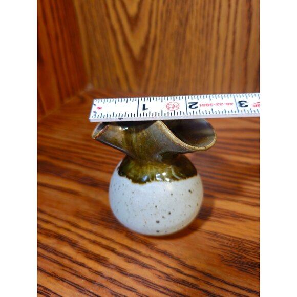 Handcrafted Vintage Ceramic Miniature Vase With Unique Ruffled Design & Speckled - Picture 2 of 7
